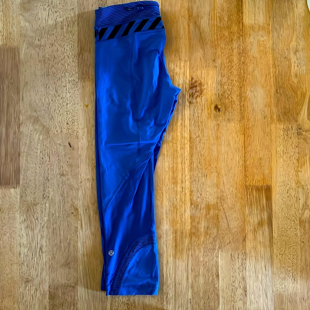 blue // black striped leggings from lulu🍋🤘🏼💙🖤